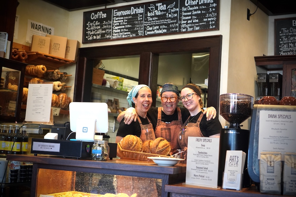 09 cafe staff